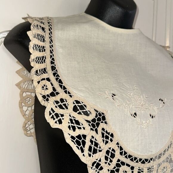 Very large vintage creamy tan floral embroidered collar with Battenberg lace - Picture 4 of 8